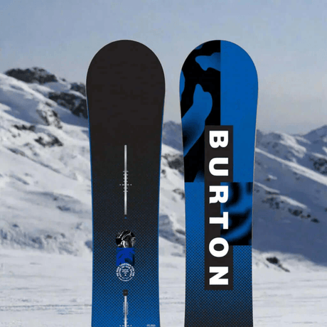 Dos tablas de snowboard Burton, una negra y otra azul, con montañas nevadas al fondo